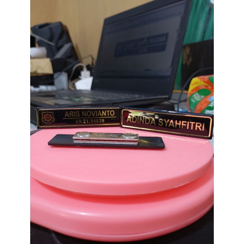

Papan Nama/Name Tag acrilic hitam gold Magnet