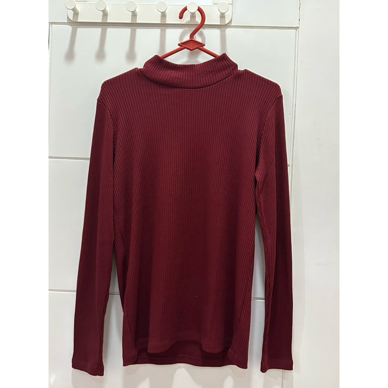 BAJU ATASAN WANITA TURTLENECK WARNA MAROON UNIQLO