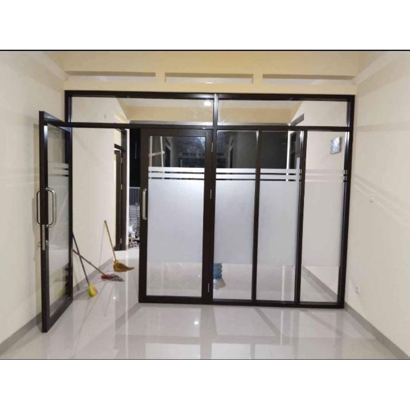Partisi kaca sekat ruangan kusen aluminium 1 sisi daun pintu