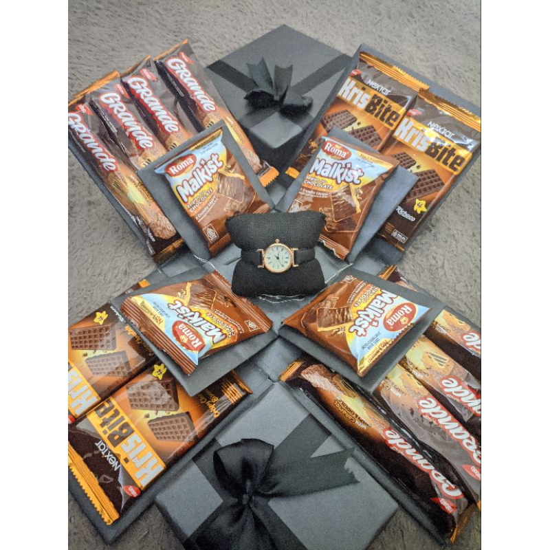 

Kado Ultah Snack box tema hitam ukuran 16x16 dengan jam tangan dan led di tengah hadiah anniversary