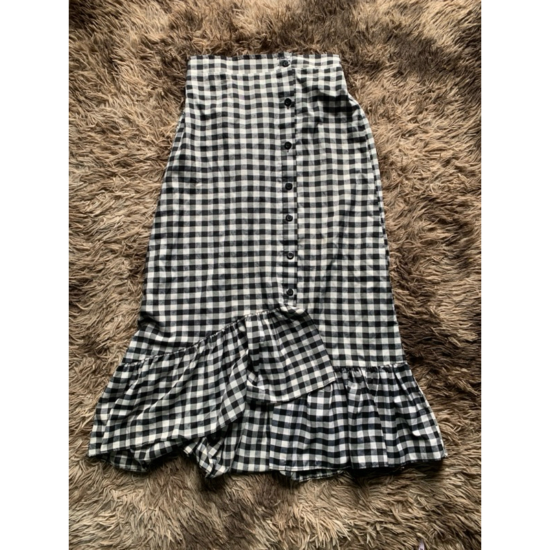 Rok Korea Hitam Putih ada hiasan kancing