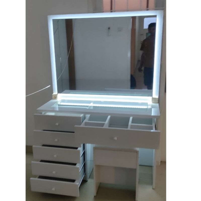 meja rias lampu / meja rias minimalis