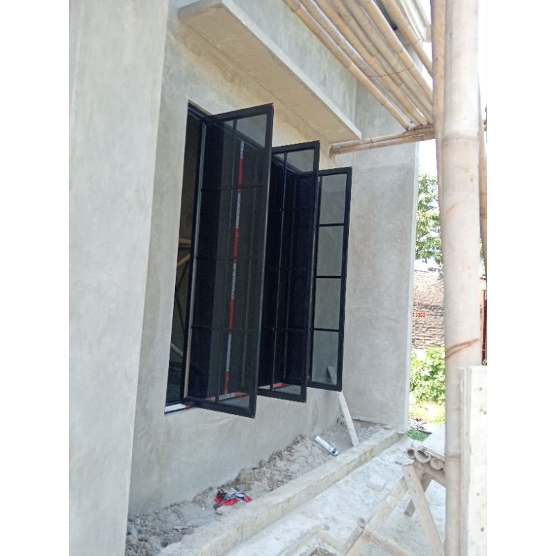 jendela swing aluminium 3 daun + kaca 5mm + Lis ornamen