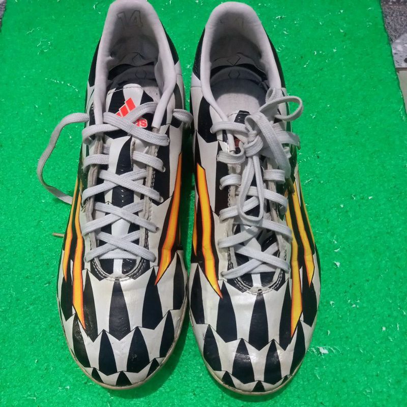 Sepatu futsal Adidas F10 hitam putih kuning