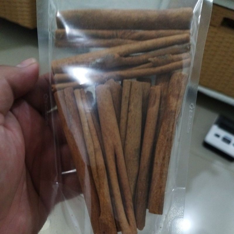 

100 gram Kayu manis batang kemasan standing pouch premium 100% alami organik cinnamon rempah herbal jamu bumbu bahan masakan stick utuh asli kerinci jambi kualitas ekspor stik 8cm super bersih kering murah pilihan terbaik grade A