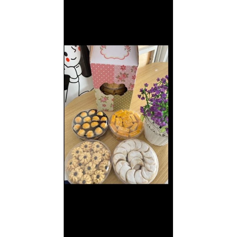 

PaketKueLebaranIsi4toples