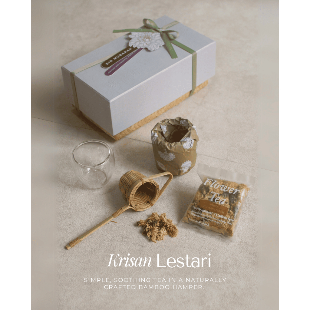 

Studio Dapur Eid Hampers Krisan Lestari Tea Set Saringan Teh Anyaman Kulit Bambu Besek Gelas Bamboo