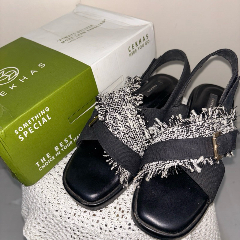 PRELOVED sandal cekhas lorine