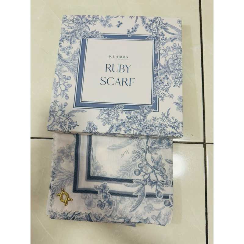 Ruby scarf Wearing Klamby