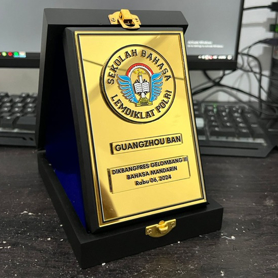 Plakat Plat Gold Timbul Custom plakat Kayu Plat Gold Akrilik SEHARI JADI