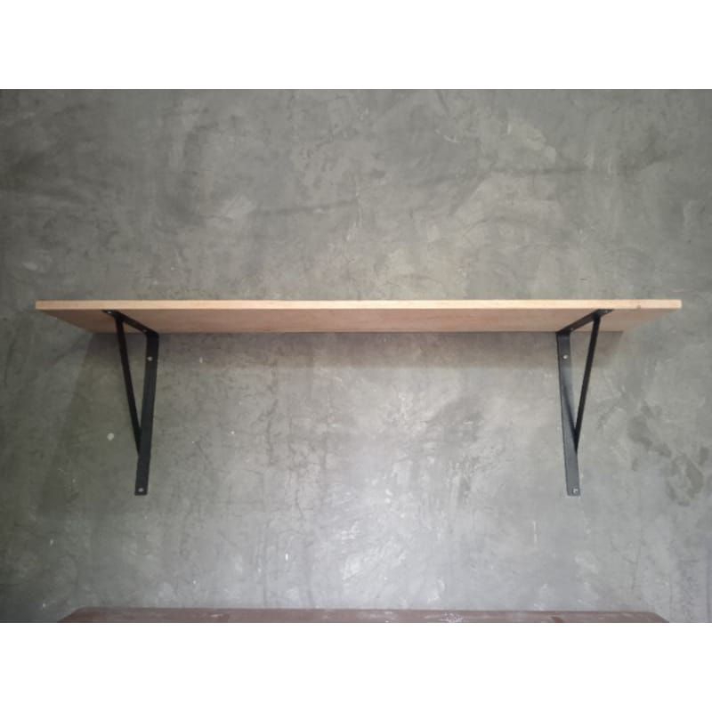 Rak tempel dinding dari papan kayu