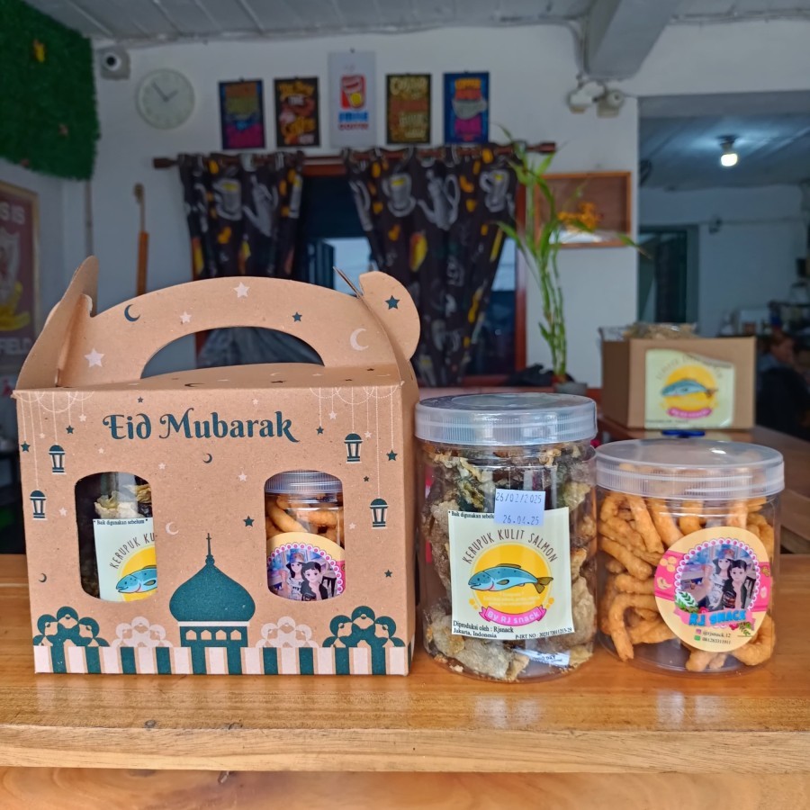 

Gift Hampers Lebaran Keripik Salmon dan Stik Keju Premium Snack Parcel Enak Gift Food