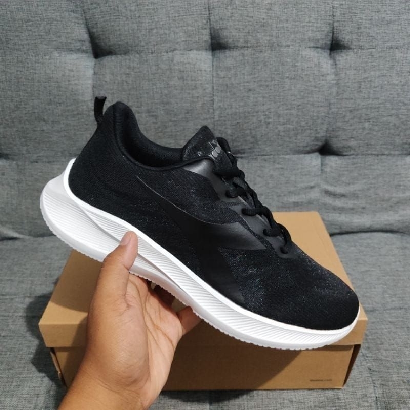 sepatu sport runing pria diadora hitam original