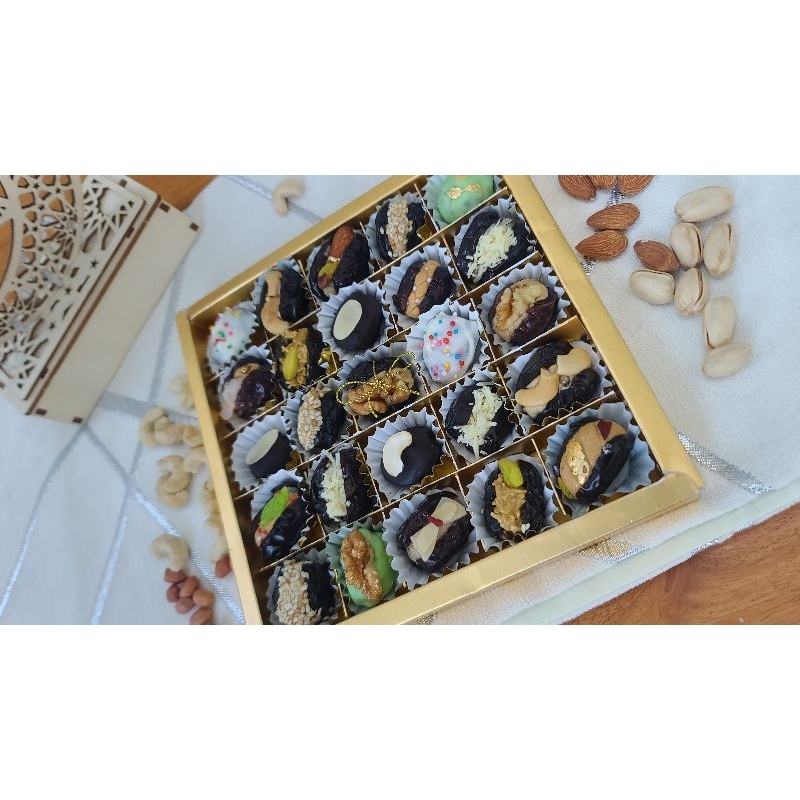 

Kuart Kurma Ajwa tanpa biji diisi dengan berbagai macam isian yang premium kualitas 25 pcs
