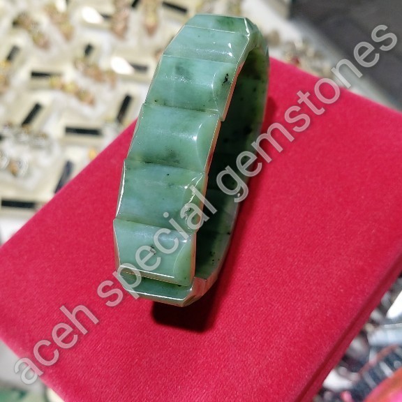 gelang batu giok nephrite hijau muda