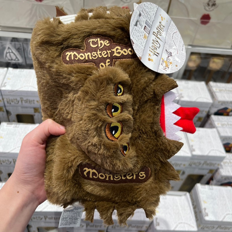 

Miniso x Harry Potter Monster Book Stationery Case / Tempat Pensil Harry Potter Monster Book