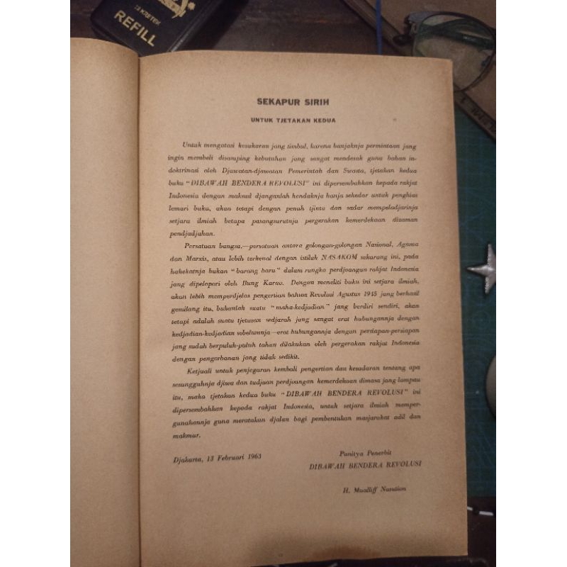 buku di bawah bendera revolusi
