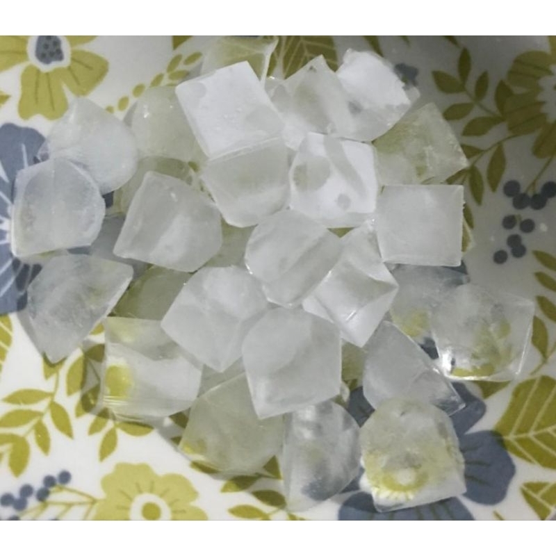 

Es batu bentuk circle lingkaran atau cube kubus dengan air minum bersih matang