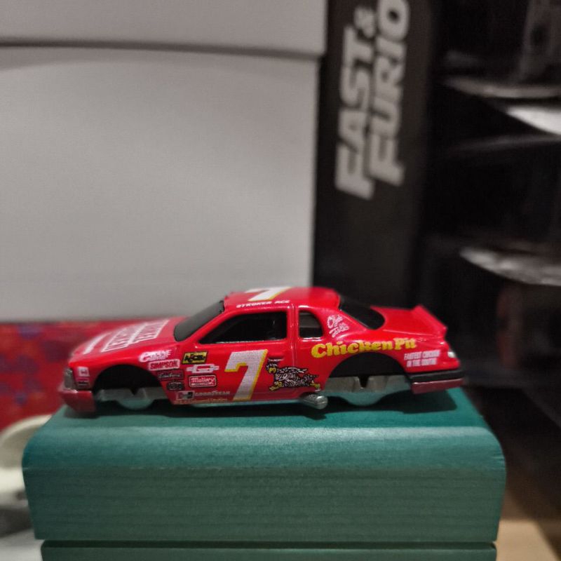 Hot Wheels Hot Wheels Retro Entertainment Storker Ace T-Bird Stocker Merah