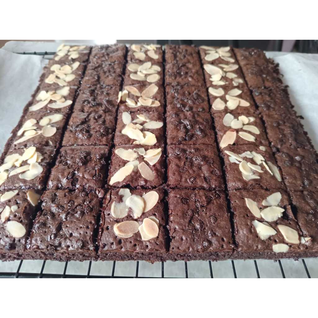 

Brownis Panggang loyang 22x22cm mix topping fudgy nyoklat fresh homemade bahan premium by PO