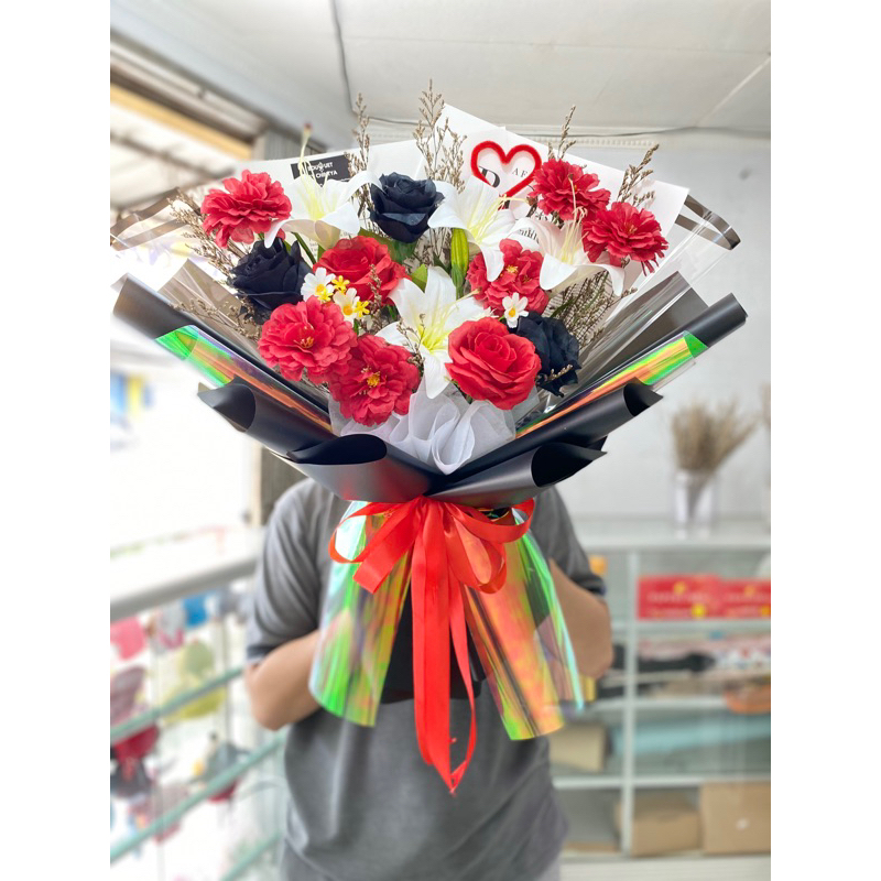 BUKET BUNGA MAWAR MERAH BUNGA LILY PUTIH BUNGA MAWAR HITAM / BUKET WISUDA BUNGA / BUKET LAMARAN ENGA