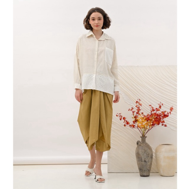 SOUCLO-MINJOO SHIRTS CREAM OFF WHITE | Kemeja wanita dengan kontras katun embro