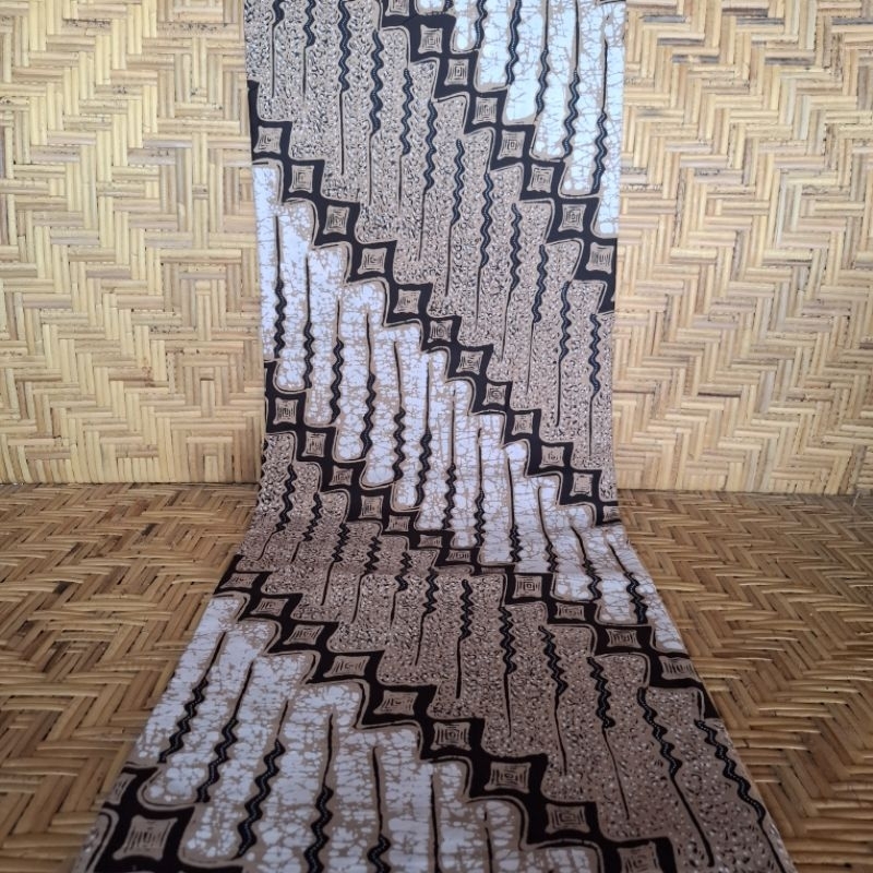 Kain Jarik Rok Wiru Batik Lawasan Krem Pastel Lereng Seling Bledak Putih Bawahan Kebaya Beskap