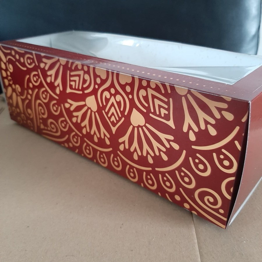 

Dus Packaging Bolu Gulung Box Hampers Roll Cake Motif Merah Ivory Ukuran 25x12x10 cm