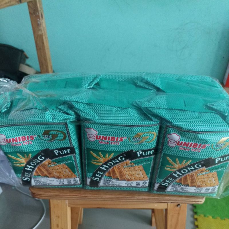 

1 pack isi 6 X 252 gram unibis biskuit see hong puff malkist crackers 252 gram