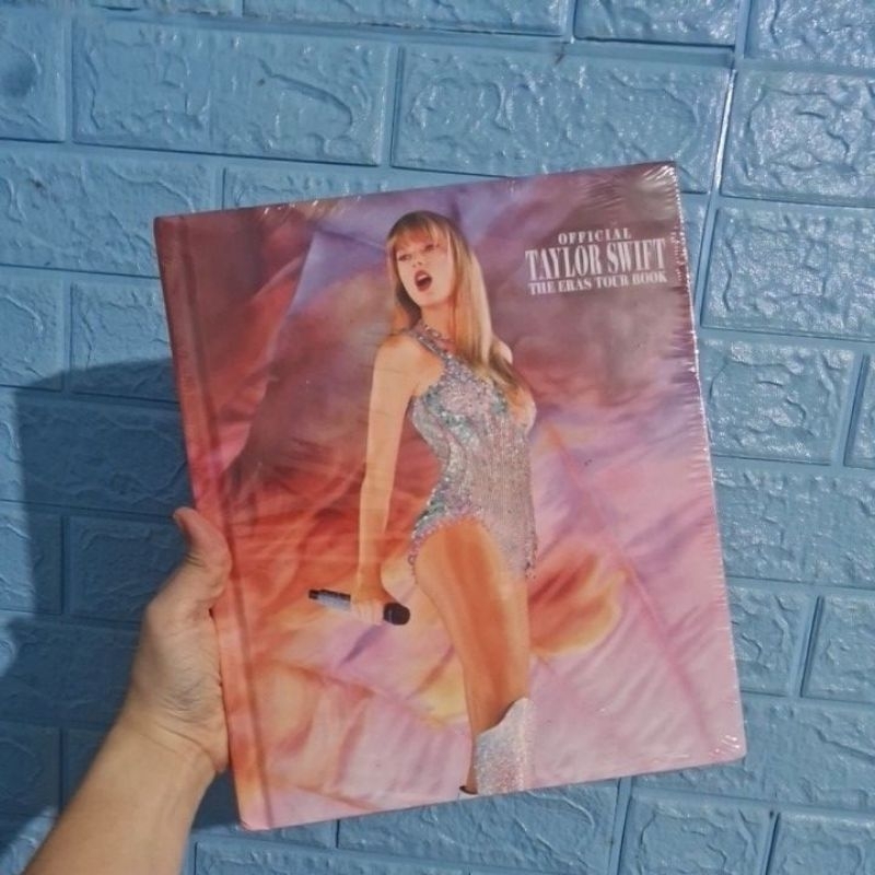 OFFICAL TAYLOR SWIFT THE ERAS TOUR BOOK TARGET | Majalah Tur Taylor Swifties ready promo eras tour f