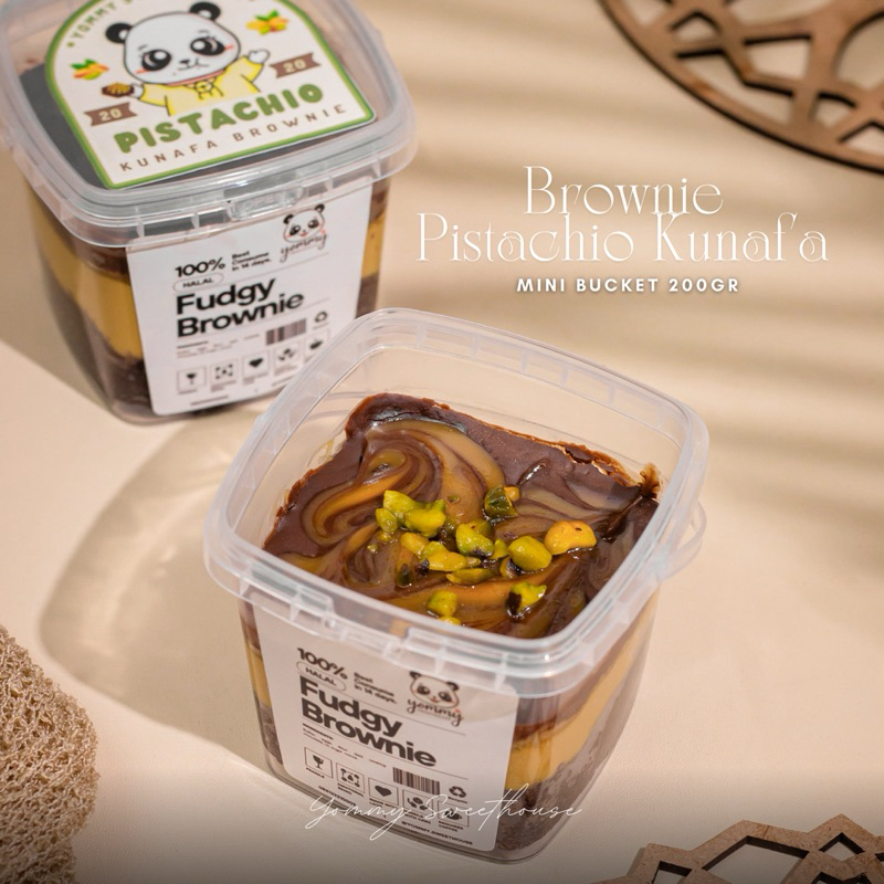 

BROWNIE PISTACHIO KUNAFA / HAMPERS BROWNIES