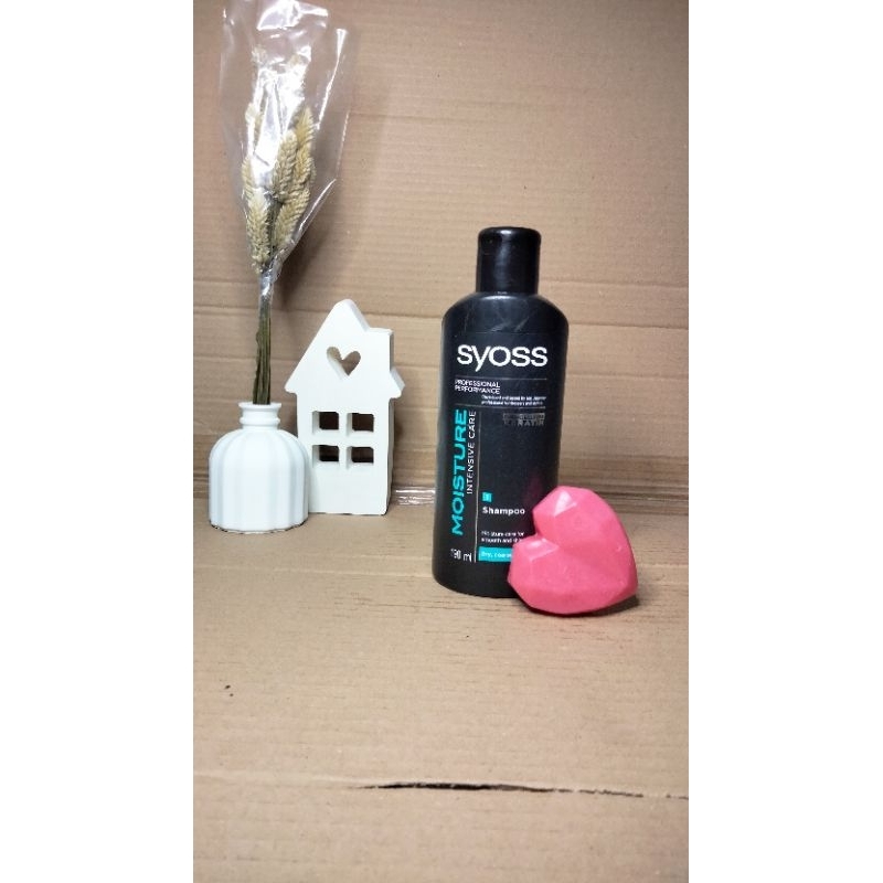 SHAMPO SALON SYOSS MOISTURE BOTOL PLUS SATU BUAH WHITENING BODY SOAP (paket bundling)