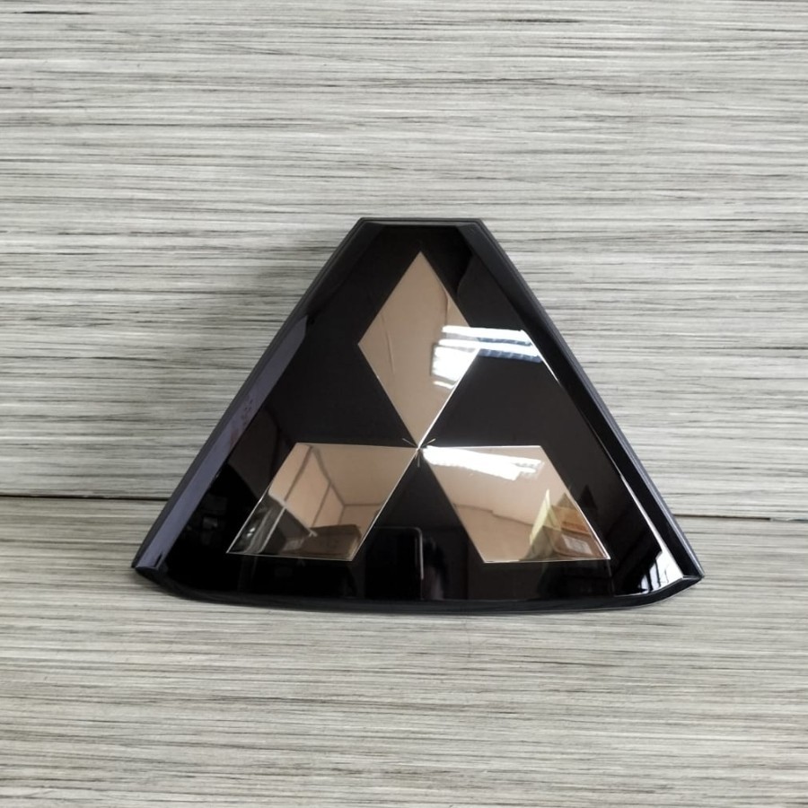 Emblem Tiga Berlian Grill Depan All New Pajero Facelift Glass
