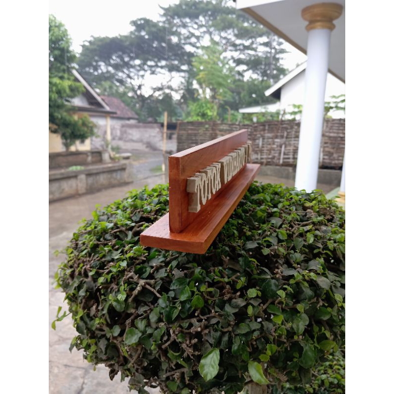 

papan nama meja