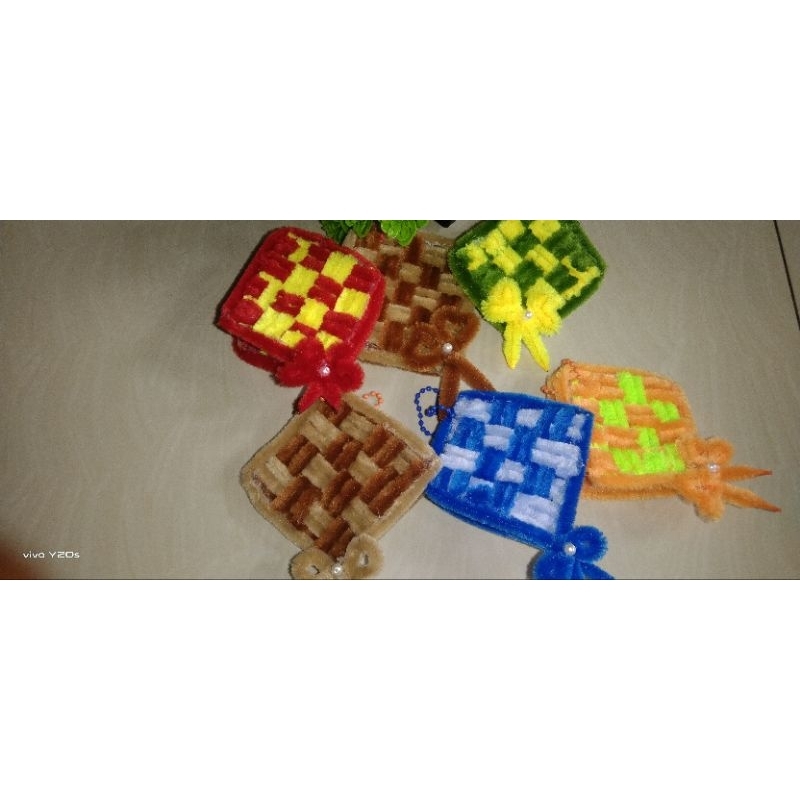 

Amplop lebaran viral ketupat dari kawat bulu