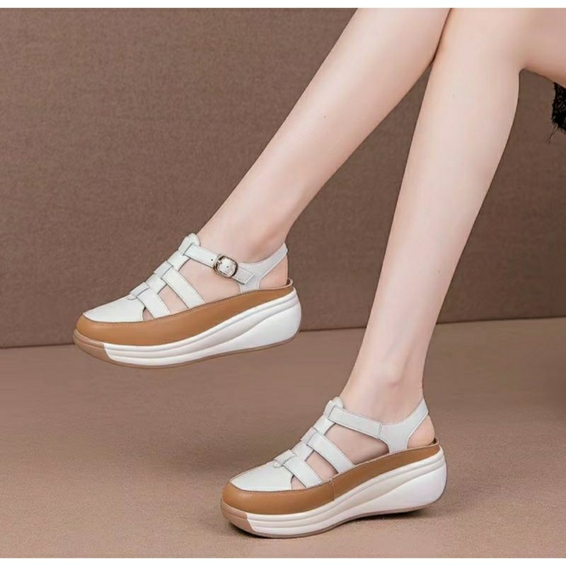 Delia sepatu sandal santai wanita tali gesper hak 5cm .