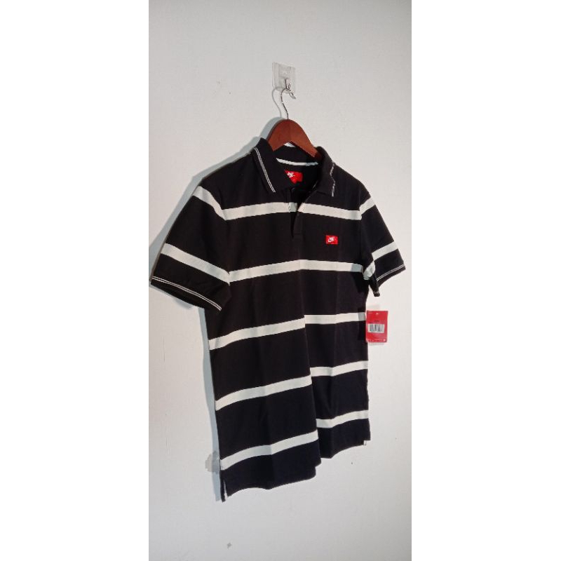 Pria Kaos Berkerah warna hitam garis putih