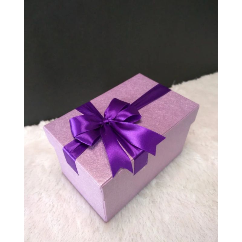 

kotak kado ukuran 22x11x8 cm berpita