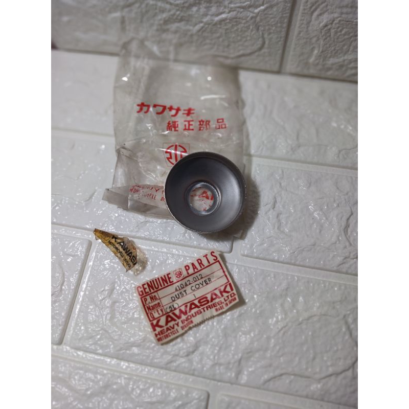 41042 - 012 FRONT AXLE DUST COVER KAWASAKI KH400 ORIGINAL NOS