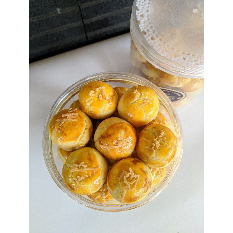 

1 paket (nastar keju, kastengel, putri salju)