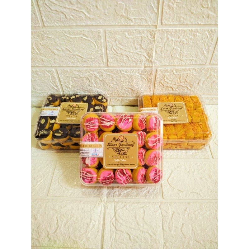 

KUE LEBARAN PREMIUM, KASTNGEL, RED VELVET,NASTAR , CHOCO ALMOND BERAT 317G