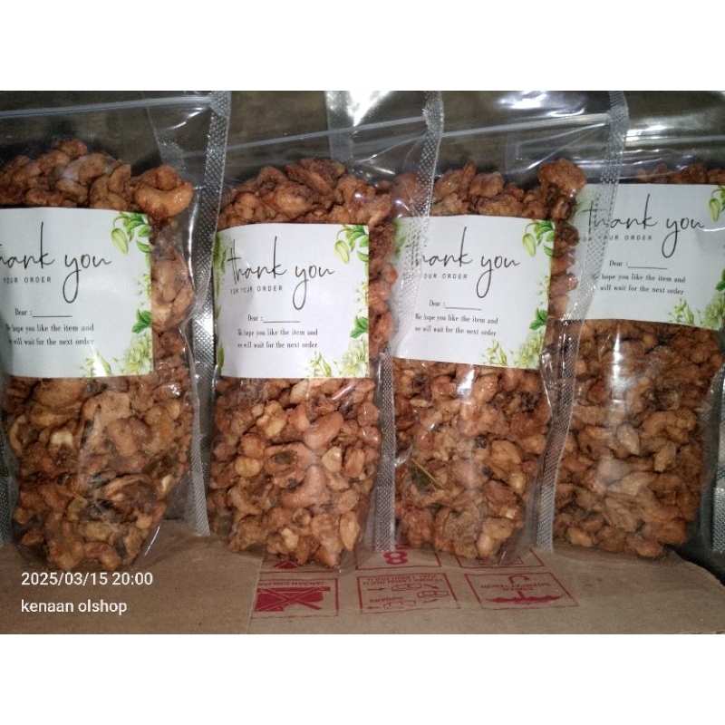 

Pecahan kacang mete pedas gurih manis