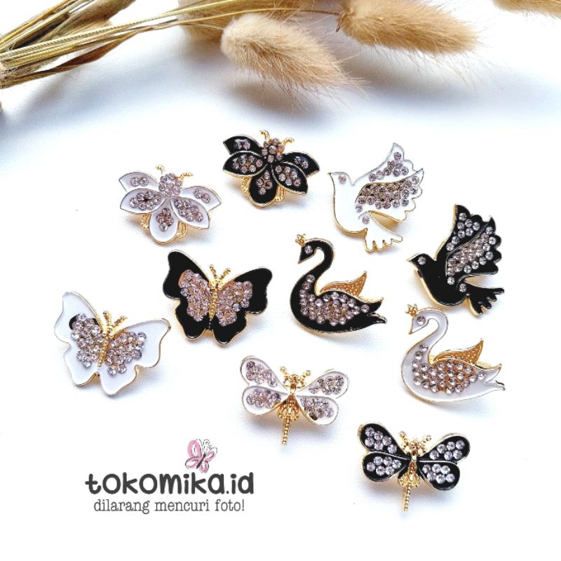 Bros Ukuran Kecil Enamel Hitam Putih / Bros Dagu Lucu / Bros Imut Murah Bisa COD