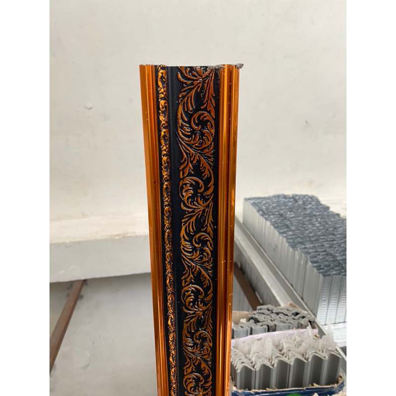 LIS PLAVON PVC TEMBOK FIGURA 8CM