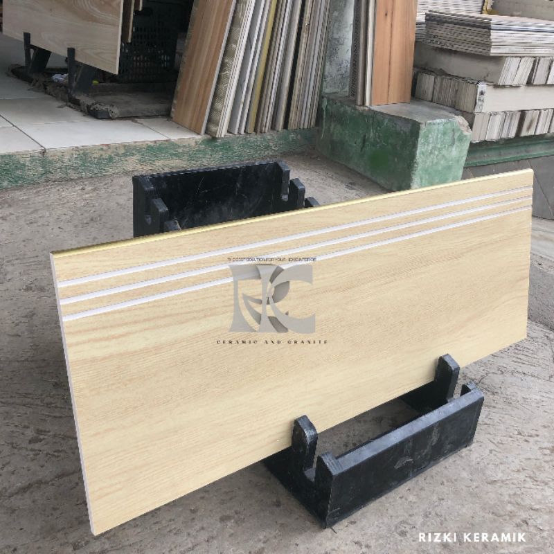 Pijakan granit anak tangga 30x80 Palermo cream / Kw1 / matt
