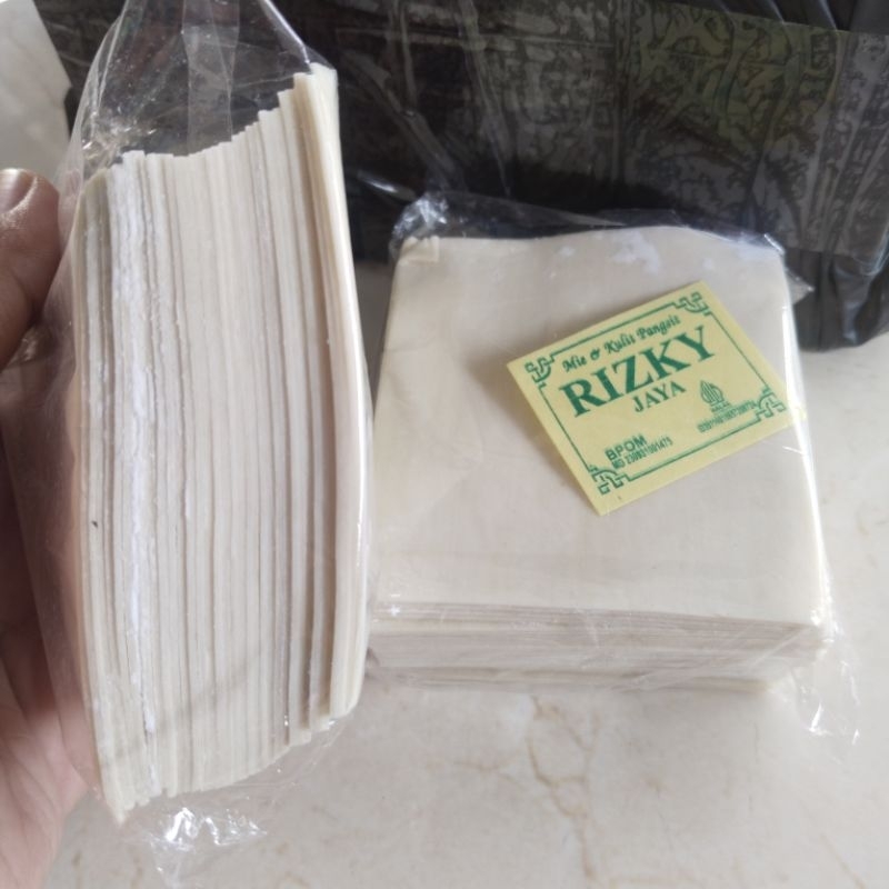 

2 paket kecil 6cm isi 100 Kulit Pangsit Rizky