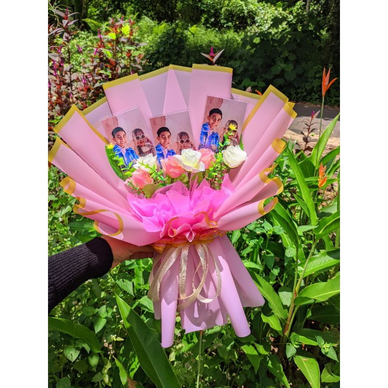 Buket Foto dengan bunga hadiah ulang tahun