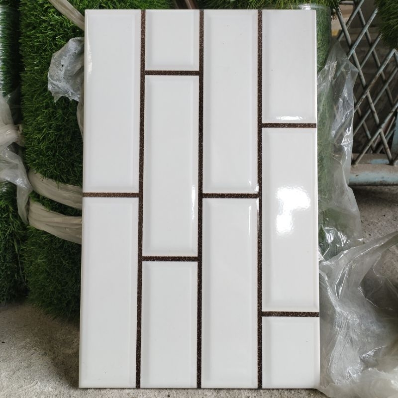 KERAMIK 25X40 GLOSSY WHITE MOTIF BATA  PUTIH // KERAMIK DINDING