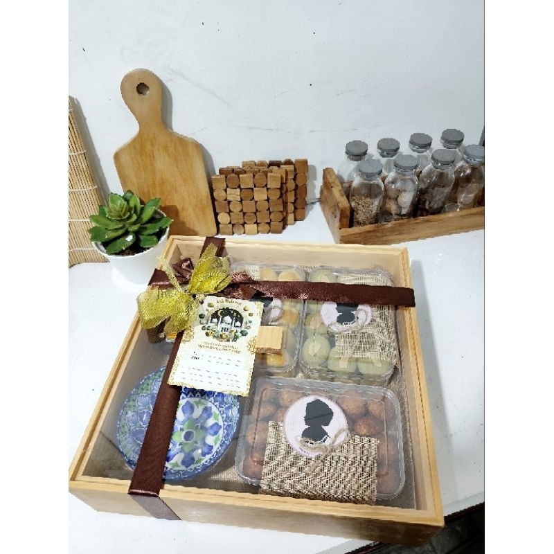 

Hampers Premium Box Tutup Akrilik Premium Request