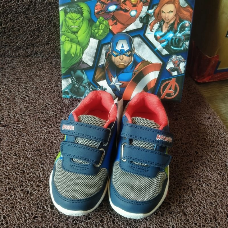 Sepatu Avengers Sneakers 00729